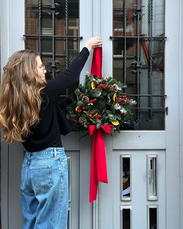 Eeeh oui, nous aussi on s’y met! On ne va pas se mentir, on a pris un peu de temps à rentrer dans le mood de Noel cette année 🫣 Mais là, ça y est, on est lancés! Vous aussi ? Passez commande pour les couronnes & les sapins, c’est sur le webshop 🎄