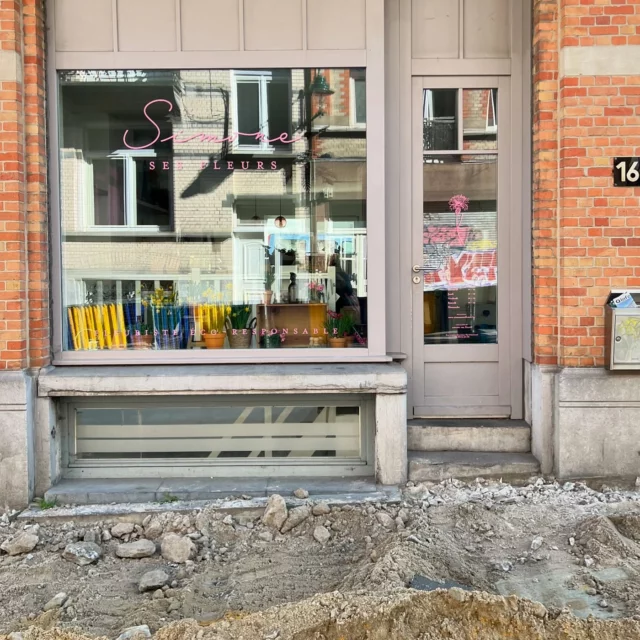 Work in progress 🚜

On les attendait (avec pas trop d’impatience) : c’est le grand retour des travaux dans la rue ! Elle fait peau neuve, et sera magnifique après le passage des grues, mais en attendant, cela nous oblige à appuyer sur pause quelques semaines. 

L’atelier sera fermé du 4 (c’est today ouioui) au 19 avril. Après cela, et pour toute la durée des travaux, on travaillera à horaires réduits. Mais ça, on vous tient au courant ☀️

Pleins de petits soleils, et mille mercis pour vos gentils messages 💕